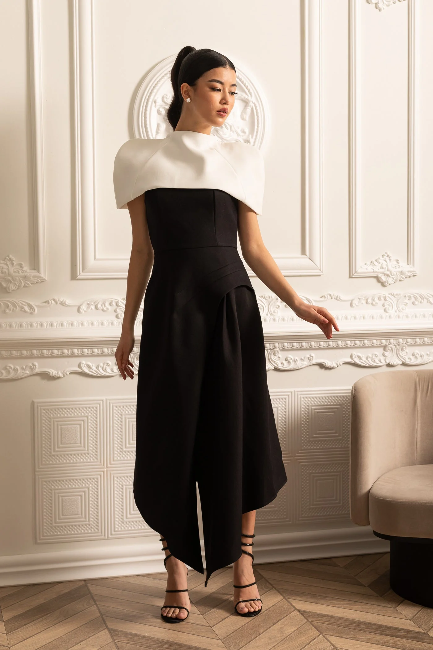 Elegant Asymmetrical Dress With Contrasting White Detachable Capelet - Black - Image 10