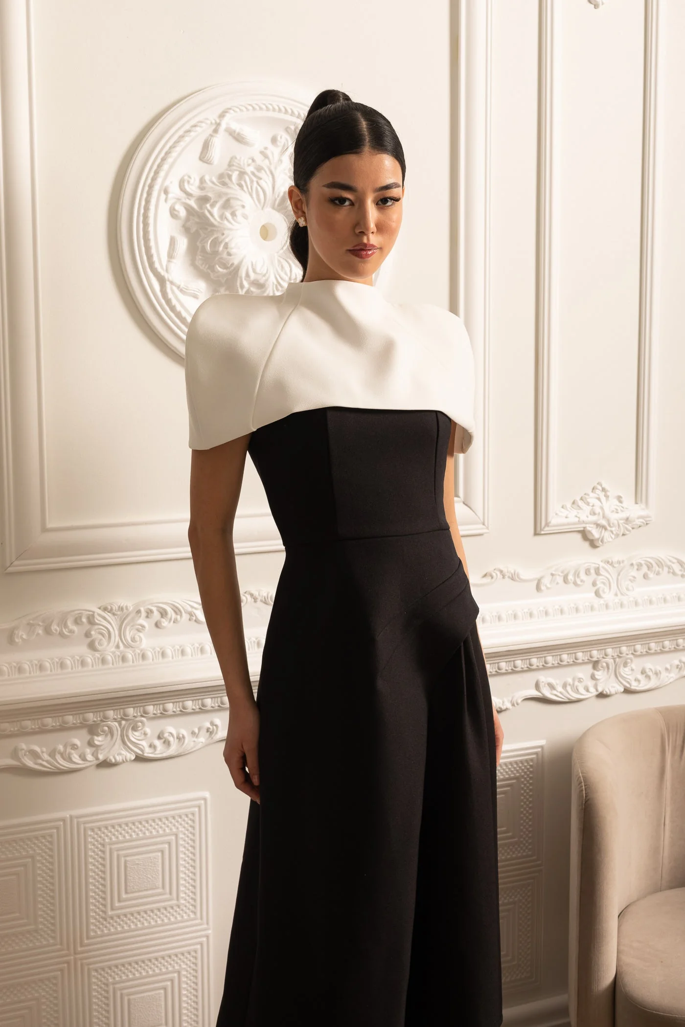 Elegant Asymmetrical Dress With Contrasting White Detachable Capelet - Black - Image 13