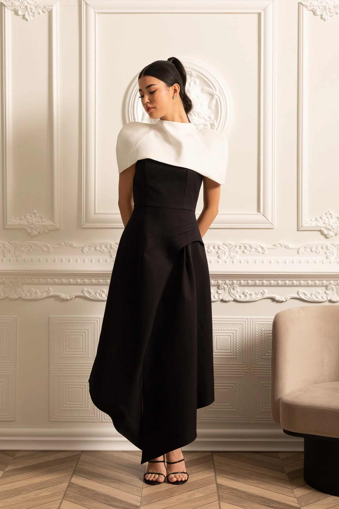 Elegant Asymmetrical Dress With Contrasting White Detachable Capelet - Black - Image 15