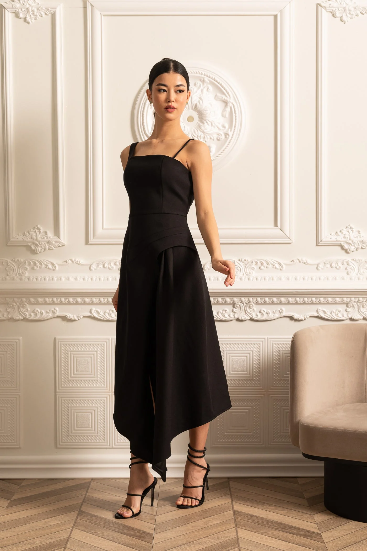 Elegant Asymmetrical Dress With Contrasting White Detachable Capelet - Black - Image 20