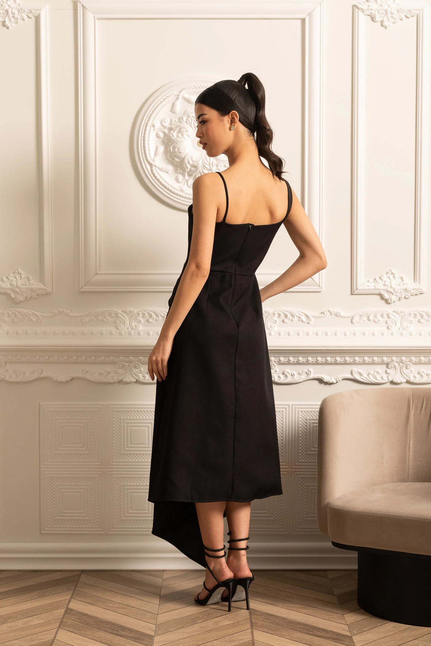 Elegant Asymmetrical Dress With Contrasting White Detachable Capelet - Black - Image 7