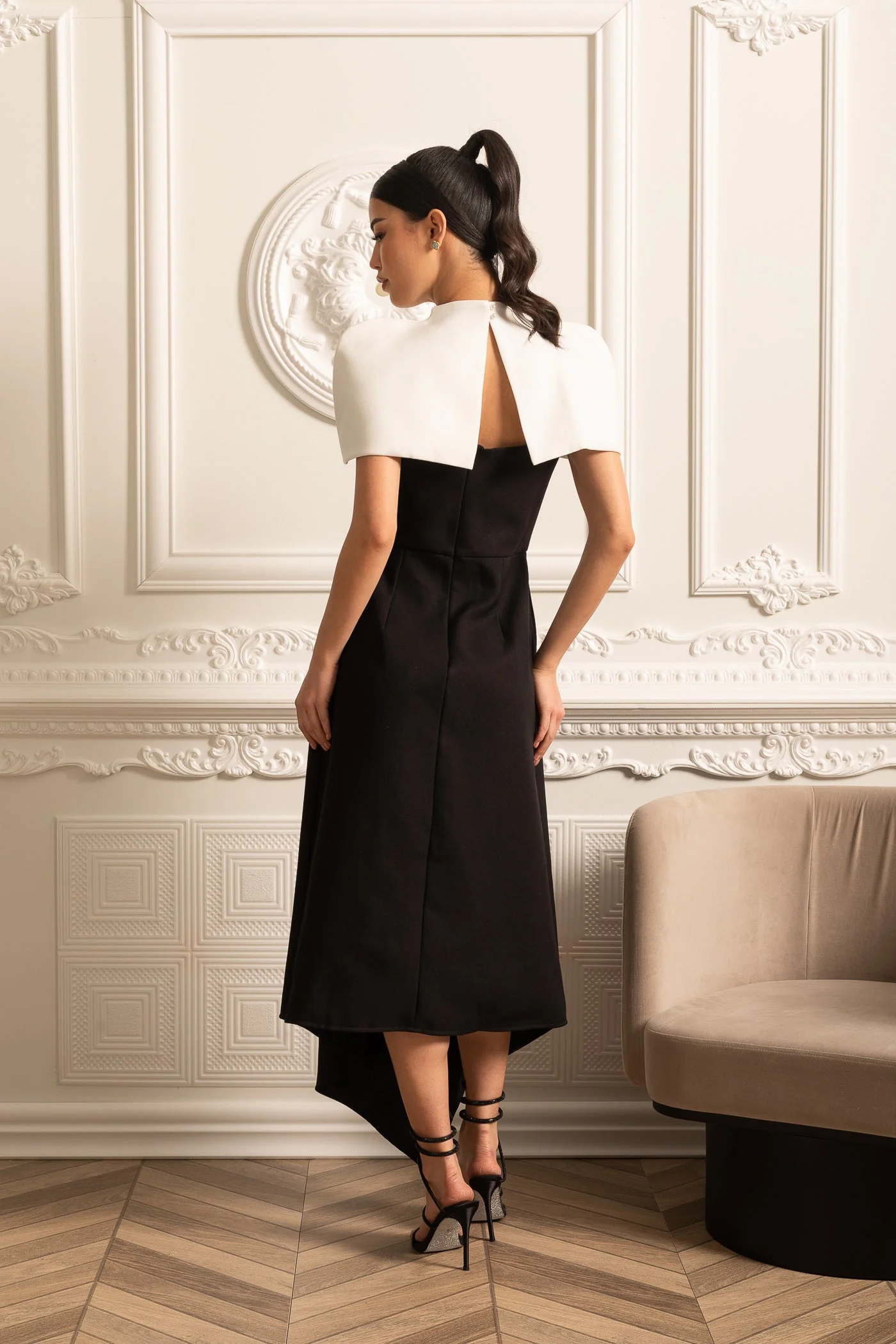 Elegant Asymmetrical Dress With Contrasting White Detachable Capelet - Black - Image 8