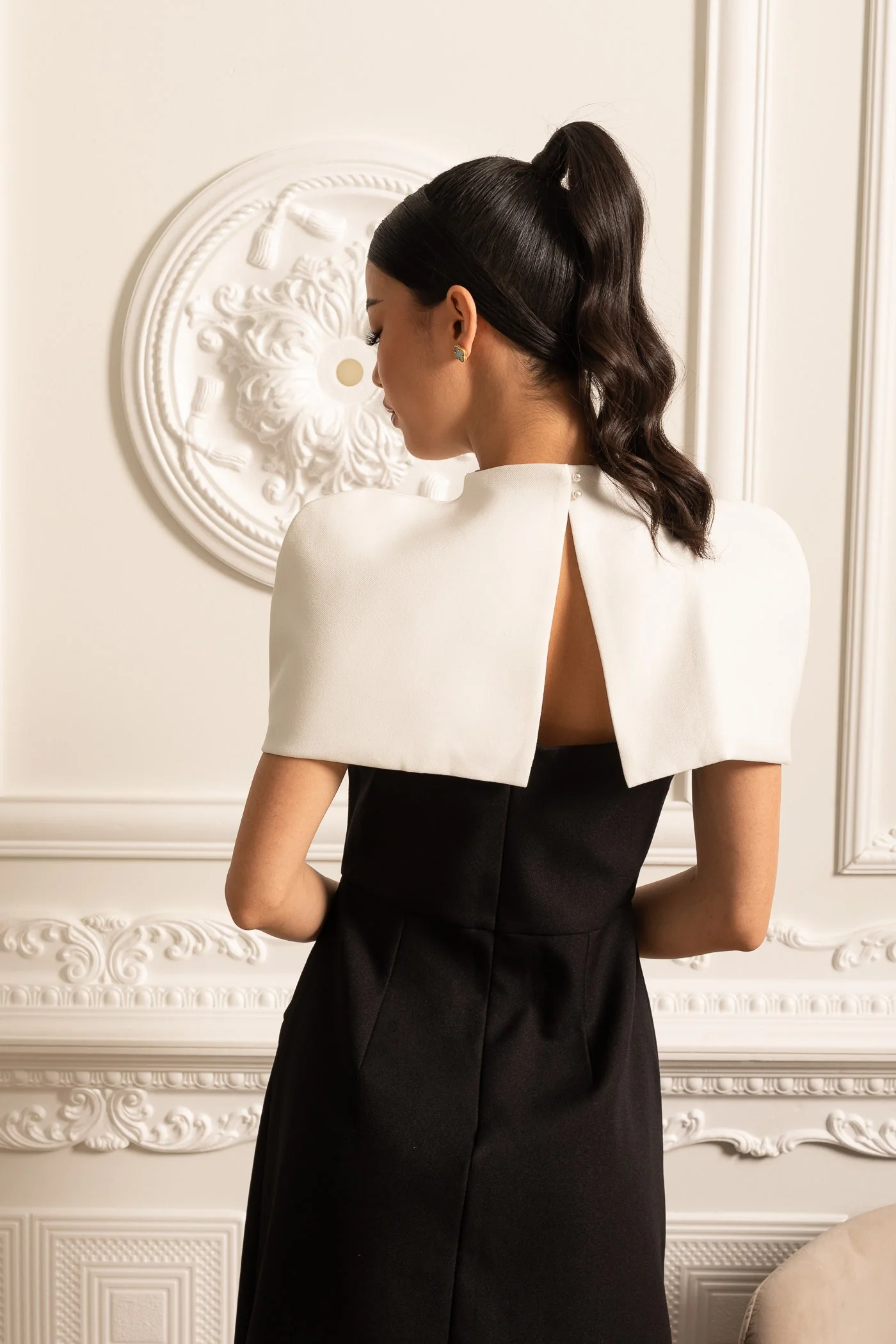 Elegant Asymmetrical Dress With Contrasting White Detachable Capelet - Black - Image 9